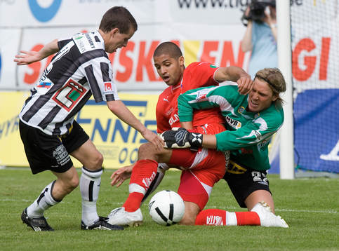 Här ville Norrköping ha straff när Bruno Santos fälls i