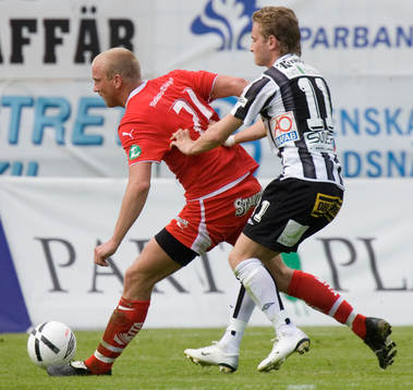 Knuff i ryggen, Thomas Magnusson knuffas av Alvedin