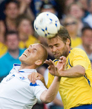  Hannes Sigurdsson och Olof Mellberg. Nickduell.