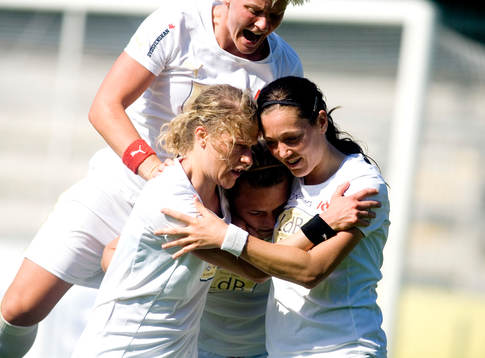 Asthildur Helgadottir, Ldb, har gjort mål. Jubel med