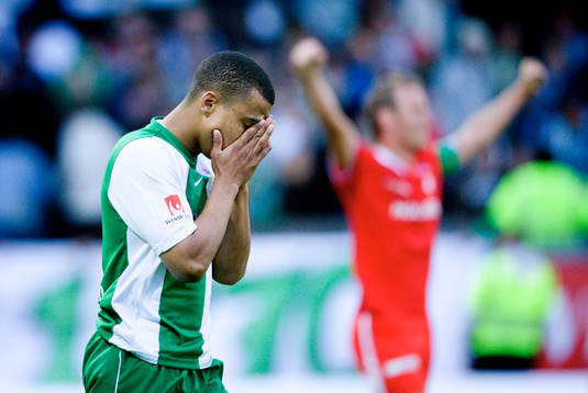  Charlie Davies, Hammarby tror inte det är sant när slutsignalen går och Norrköping jublar. 