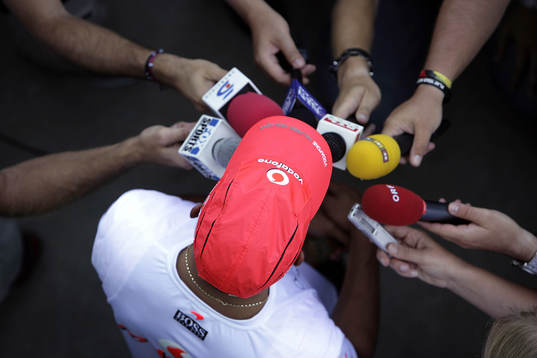 Lewis Hamilton, jagas av media