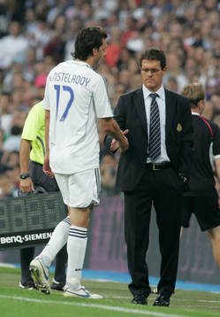 Fabio Capello, tränare, skakar hand med Ruud Van