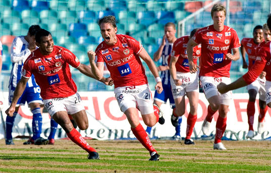 Lasse Johansson, Kalmar, sätter 2-2 på frispark, jubel,