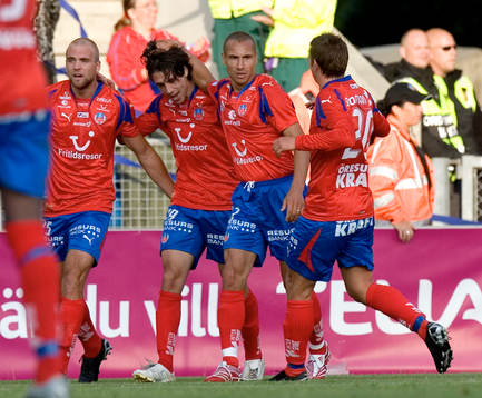   1-1, Babis Stefanidis som grattas av Oskar Rönningberg, Henrik 