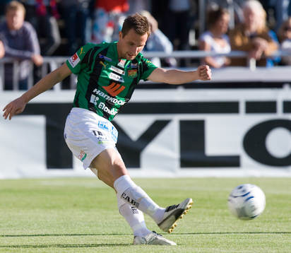   Daniel Nicklasson klipper till.