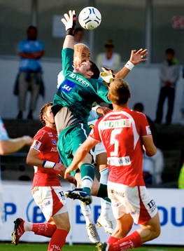 Petter Wastå, Kalmars målvakt räddar framför Junior, MFF