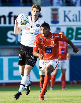 Ari Da Silva Ferreira sprintar ifrån sin back i