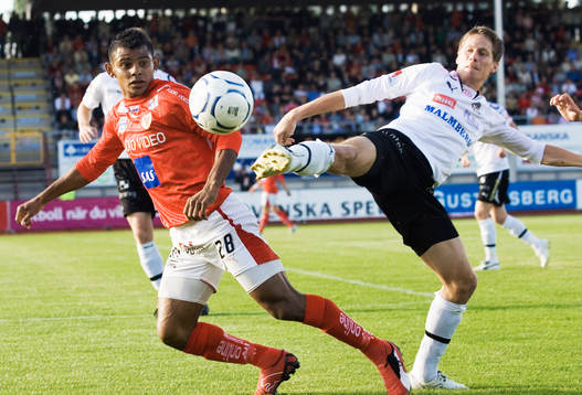 Ari Da Silva Ferreira sprintar ifrån sin back i