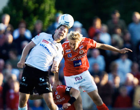 Patrik Rosengren gjorde come back, här nickduellerar han