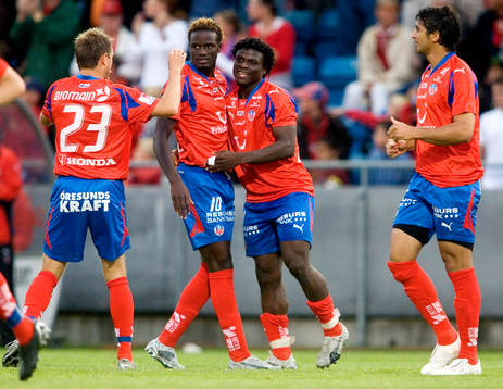  Erik Wahlstedt, McDonald Mariga, Razak Omotoyossi och Babis Stefanidis, Jubel efter att Omotoyossi gjort 2-0 till Helsingborg.
