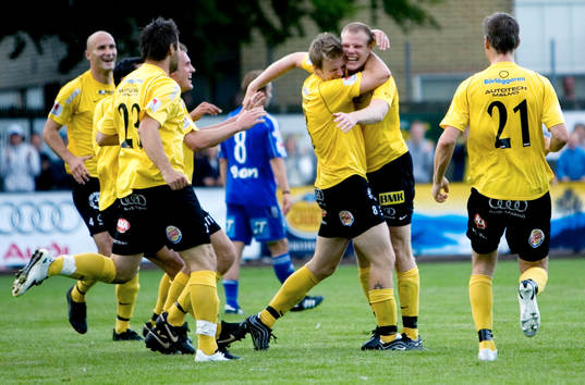  Fredrik Jönsson, Bunkeflo jublar och gratuleras efter sitt 1-0 mål. Jubel, glädje.