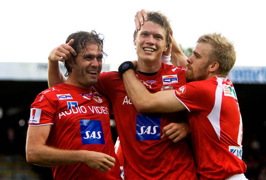 2-0 av  Viktor Elm jubel med  Arthur Sorin och Mikael