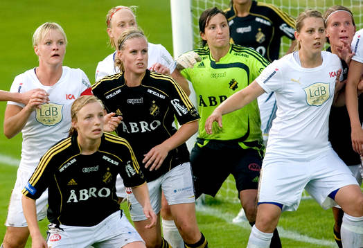   Stökigt framför AIK:s mål på hörna.
