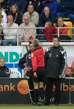 UT ! Domare Peter Fröjdfeldt visar ut AIK:s ass tränare