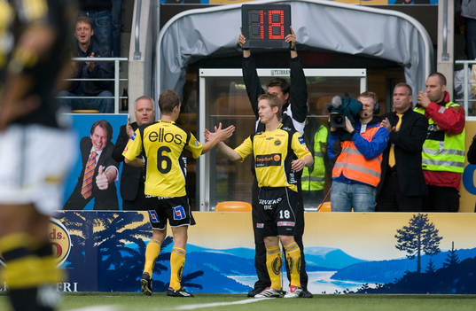  Daniel Alexandersson ut - Fredrik Berglund in. Borås Arena jublar