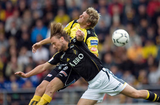  Mathias Svensson i luftduell med AIK:s Patrik Karlsson