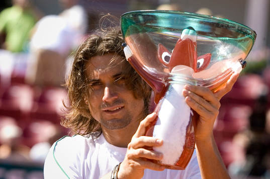David Ferrer höjer pokalen