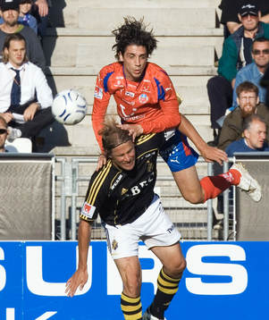 Babis Stefanidis klättrar på en Daniel Tjernström, AIK
