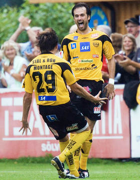  1-0, målskytten Sasa Zimonjic grattas av Daniel Ivanovski. Jubel, glädje.