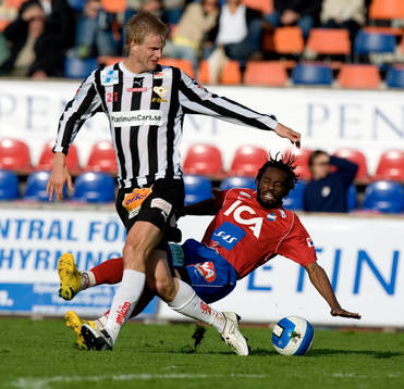 Markus Hansson får Teofore Bennett på fall