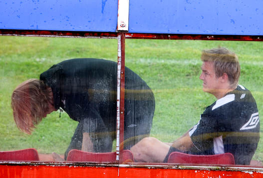 Mathias Svensson, får sin fot lindad, skada