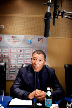 Henk ten Cate, tränare AJAX på presskonferens