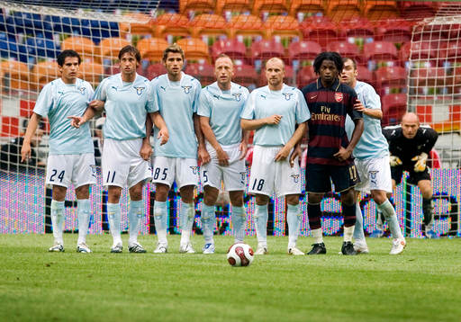 Mur, frispark, Alexandre Song, Arsenal (till höger)