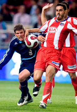  Klaas Jan Huntelaar, Ajax och Pablo Ibanez, Atletico Madrid.