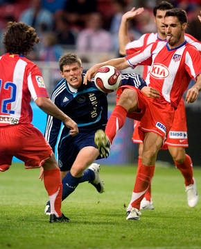  Klaas Jan Huntelaar, Ajax och Pablo Ibanez, Atletico Madrid.
