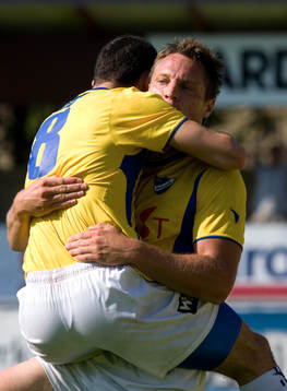  Måljubel, Jörgen Svensson, som grattas av Blerim Mullici.