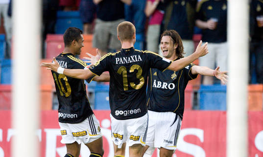 Ivan Obolo, AIK, jublar med Wilton Figueiredo, AIK, och
