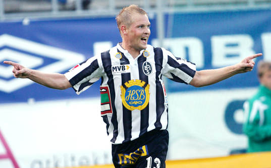  Matthias Eklund, Landskrona rundar målvakten Peter Karlsson, Sylvia och gör 3-0. Jubel