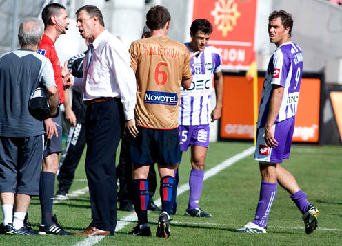  Kim Källström och Johan Elmander, Lyon. Alin Perrin, tränare, Lyon. Missnöje.