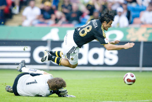 Lucas Valdemarin, AIK, och Mattias Hugosson, målvakt, Gefle