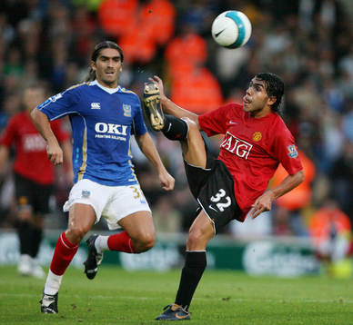 Portsmouth's Pedro Mendes och Carlos Tevez
