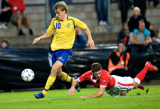 3-0, Johan Oremo springer från sin back och spelar Ola