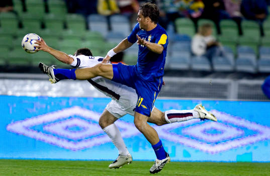 Johan Elmander, Sverige, Carlos Bocanegra, USA, hands