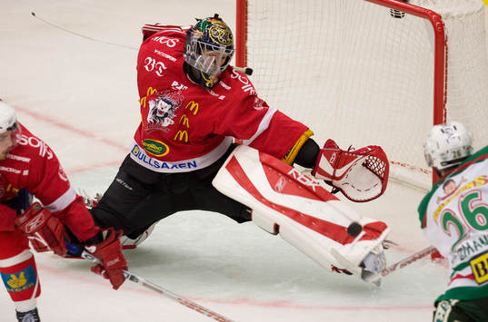 Gustaf Wesslau, räddar skott från Jacob Johansson