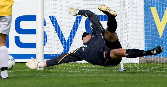 IFK-målvakten gör en fantastisk räddning nere vid