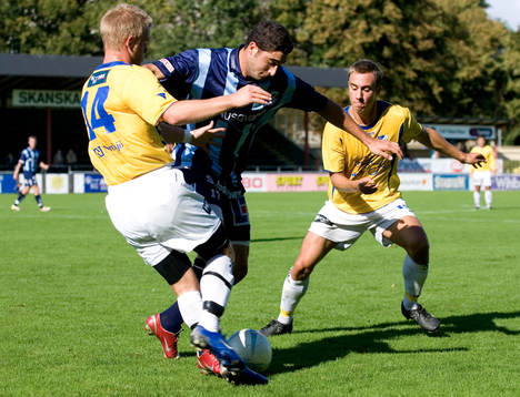 Två IFK-are mot en Husqvarna-spelare