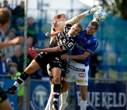 Marcus Sahlman kniper bollen framför Jon Lundblad och