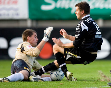 Marcus Sahlman kniper bollen framför Stefan Rodevåg