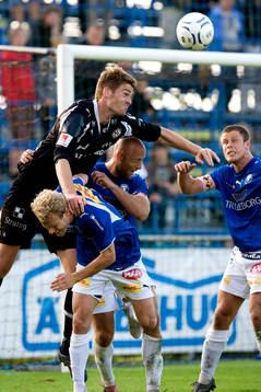 Örebros Magnus Wikström mot tre Trelleborgare, fr.v. Erik