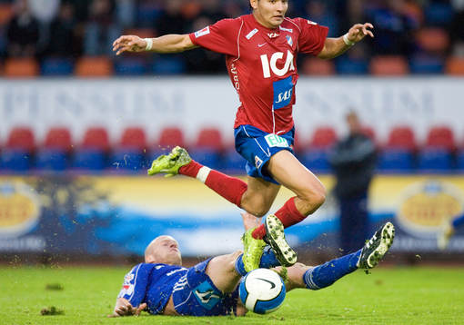 Joel Cedergren glidtacklar Emin Nouri