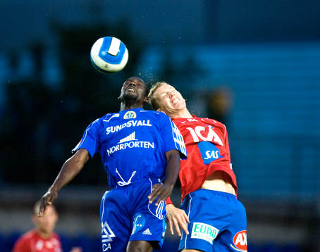 Akombo Ukeyima och Fredrik Bild, nickduell