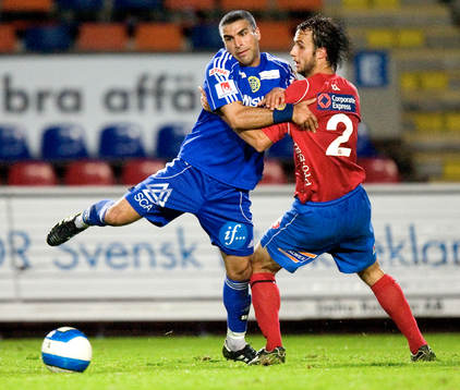 Arash Bayat stoppas av Helgi Danielsson