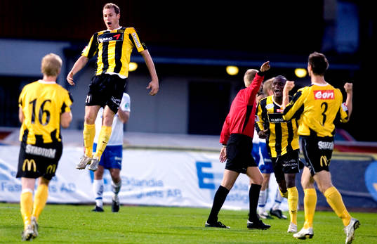  Jonas Henriksson, Häcken, hoppar högt av glädje efter att ha gjort 3-0, jubel, Robert Mambo Mumba, Mats Heden,  Marcus Jarlegren, Häcken.