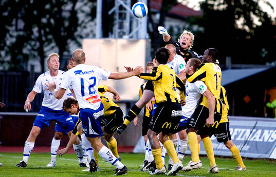  Chrisoffer Källqvist, målvakt, Häcken, missar en utboxning.