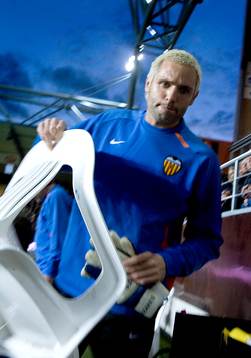 Santiago Canizares, målvakt, bär en plaststol på Borås